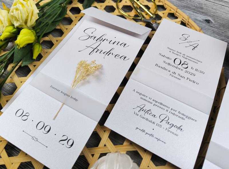 Partecipazione classica e semplice, con fiori bianchi e seimbolo dell infinito INFINITO